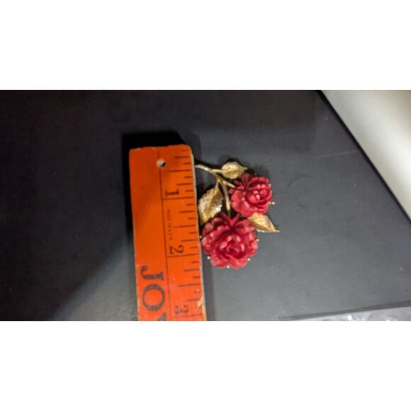 Vintage Red Rose Floral Brooch Gold Toned Metal With Textured Leaves - Picture 7 of 8